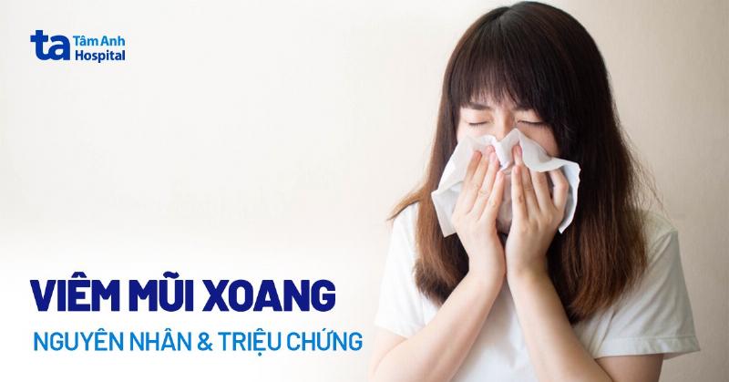 Hinh anh bac si dang noi soi mui xoang cho benh nhan de chan doan tinh trang viem